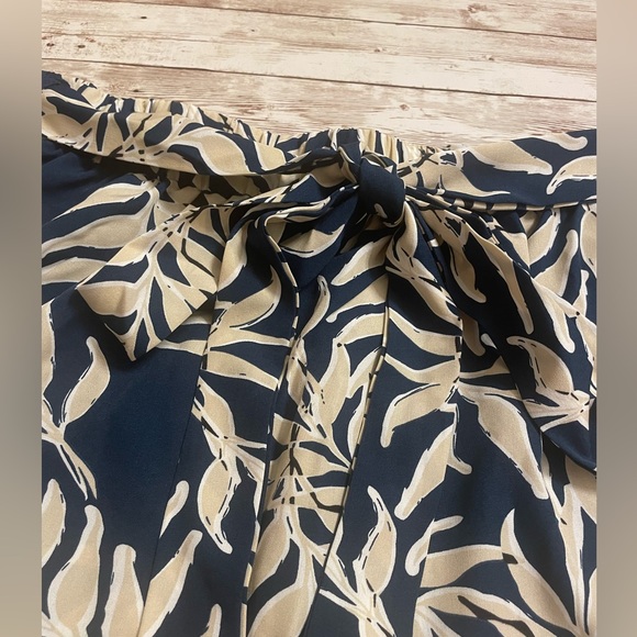 NWT BLOOMCHIC  Plus Size Tropical Print  Elastic Waistband Shorts with Scarf Tie - Picture 4 of 7